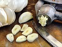 Sliced garlic